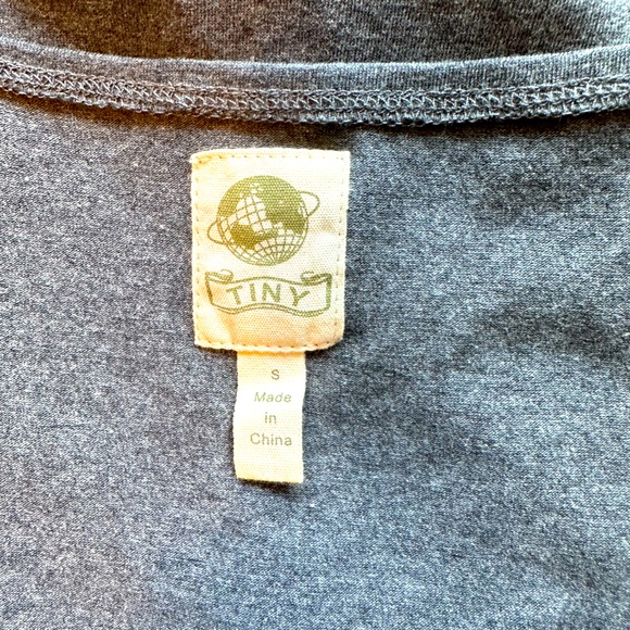 TINY GRAY TOP. SIZE SMALL. - Picture 6 of 9